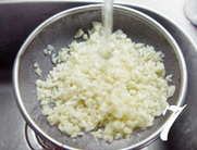 金蒜生炒排骨,切好的大蒜末用清水将蒜末表面粘液冲洗干净后晾干，如果不冲洗大蒜末在炒的时候容易黏在一起。