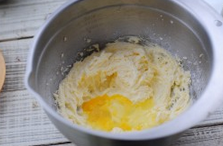 罗密亚曲奇,分3次加入打散的蛋液，每次都要使蛋液完全融合后再继续加入。