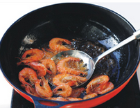 油焖虾,锅里倒油烧至七成热热，放入虾炸至变红壳酥脆后捞出。