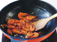 油焖虾,加小半碗热水翻炒均匀，大火煮开后，转中火，盖上锅盖焖2分钟。