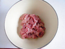 香炸醋肉,切成小块，放入大碗中。