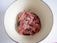 香炸醋肉,加入所有调料，抓匀腌制1到2小时。