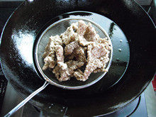 香炸醋肉,炸至肉片表面微黄时捞出。