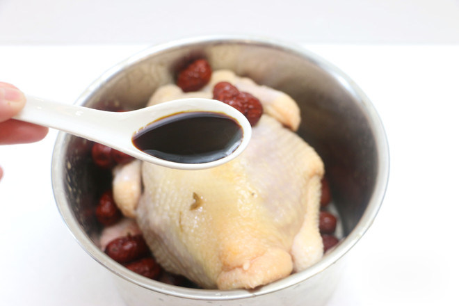 广式清蒸鸡,淋上1汤匙酱油，可以使鸡肉颜色更好看