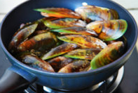 白葡萄酒香草焖青口,直到所有的青口都均匀的排在锅中。最好用大一些的锅，以免青口不能均匀受热。