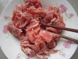 美味的酸菜牛肉,搅拌均匀，腌二十分钟。