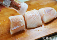 橙香煎鳕鱼,将鳕鱼切成三段，在两面分别洒上适量的海盐。