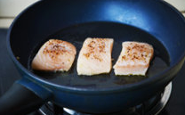 橙香煎鳕鱼,腌制好的鳕鱼放入煎锅中（最好是不粘锅），一面煎3分钟左右，（开大火，不要随意翻动）