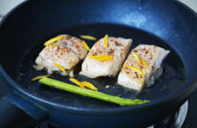 橙香煎鳕鱼,此时可以随意洒入一些香橙皮增添风味，同时将芦笋放入略煎。