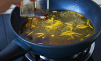 橙香煎鳕鱼,淋入六月鲜酱油（三勺），开大火煮至所有汁水收到只剩一半。