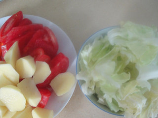 上海罗宋汤,把土豆，胡萝卜去皮切滚刀块，卷心菜撕成小片，番茄切块