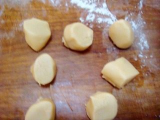 莲花酥,油酥面团切成均匀的取一水油面剂擀扁，将油酥面剂放在皮面剂中间。