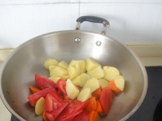 上海罗宋汤,倒入番茄，土豆，胡萝卜煸炒出味