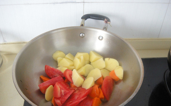 上海罗宋汤,倒入番茄，土豆，胡萝卜煸炒出味