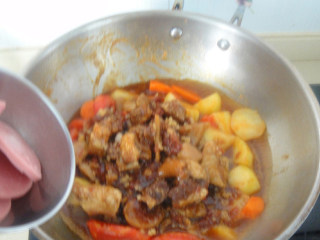 上海罗宋汤,加入红烧牛肉和红肠片