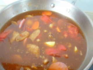 上海罗宋汤,倒入开水盖上大火煮开后转小火煮至土豆酥软