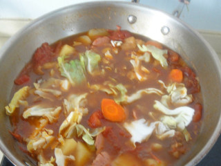 上海罗宋汤,打开盖子，加入卷心菜再加入2汤匙番茄沙司转大火