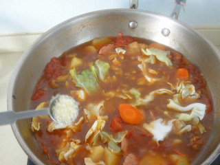 上海罗宋汤,煮至卷心菜熟软后加入鸡精，白糖调味后熄火出锅