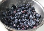 蓝莓果酱,蓝莓清洗干净后用淡盐水泡15分钟后再冲洗沥干