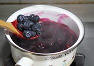 蓝莓果酱,加入整粒的蓝莓继续煮至变软，若有液体温度计可测试果酱温度达到103度。尽量收干水份，利于保存