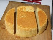 小汽车奶油蛋糕,圆模蛋糕脱模后，两边各切下一块带圆弧的蛋糕，根据蛋糕中间的宽度调整圆弧的宽度