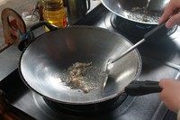 泰式炒面,锅中入油，烧至六成热，下蒜头煸炒。