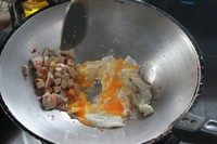 泰式炒面,锅中打入鸡蛋，与锅中其他食材翻炒均匀。