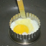 培根芝士蛋堡,鸡蛋用煎蛋器煎成圆形，我没有煎蛋器用的圆形切模，使用前切模边上刷点油,还拿不下来可以用脱模刀四周刮一圈。
