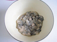 蒜香海蛎煎,海蛎洗净放入一个较大的容器里。
