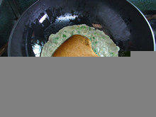 蒜香海蛎煎,平底锅加入少许油加热后倒入适量青蒜海蛎糊。