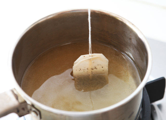 芒果冰茶,锅中加入500ml水煮沸，加入茶包抖10下，关火焖10分钟。