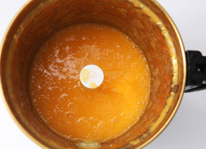 芒果冰茶,启动料理机，将其搅拌均匀.