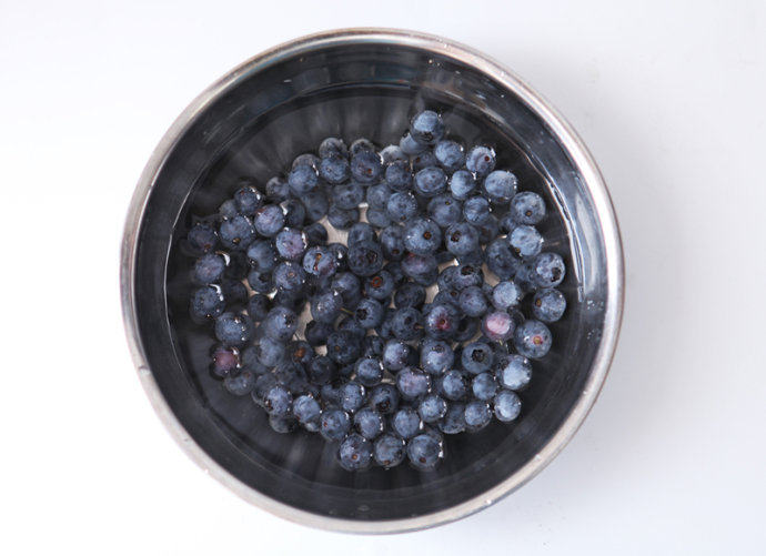 蓝莓养乐多棒冰,<a style='color:red;display:inline-block;' href='/shicai/ 623'>蓝莓</a>鲜果用清水洗净后，再用清水浸泡30分钟左右。