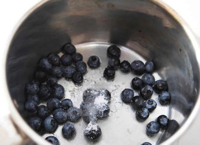 蓝莓养乐多棒冰,如同做蓝莓果酱的方法，锅开小火，将细砂糖和蓝莓混合在一起，用木勺压碎成糊。