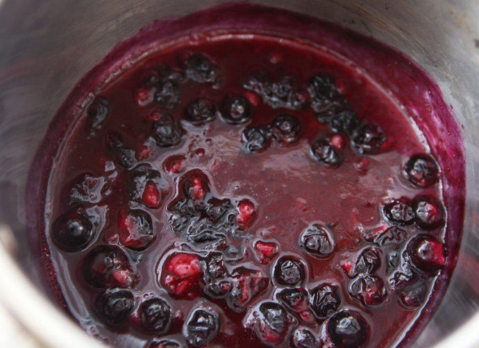 蓝莓养乐多棒冰,静置30分钟，让糖和蓝莓的味道充分融合。