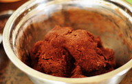 巧克力饼干,然后加入面粉，混合成无干粉的均匀面团（不要过度揉面）