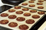 巧克力饼干,放入预热后的烤箱烤大约12～15分钟（我的烤箱比较大所以两盘一起烤的，都放中层那样位置就行