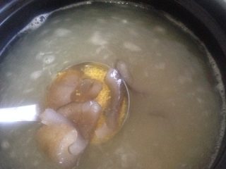 海参南瓜小米粥,熬粥我们选的是砂锅，因为砂锅里的热度高，熬的粥也香，也好吃，砂锅里放入适量的水煮开，倒入清洗干净的小米和海参
