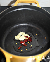 酒蒸蛤蜊,锅小火预热两分钟，加入1小勺植物油，小火炒香蒜片、姜片与干红辣椒。