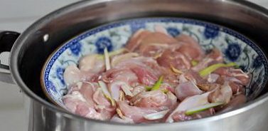 豉油鸡块,腌好的鸡肉上蒸锅蒸制15分钟后取出。