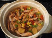 北极虾XO粉丝煲,看砂锅里还剩部分汤汁时关火，即可食用。