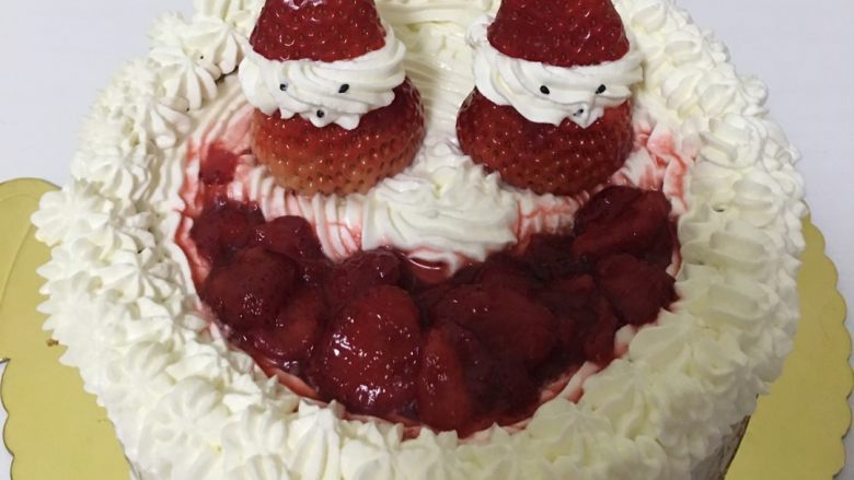 草莓奶油蛋糕,草莓和草莓罐头，装饰