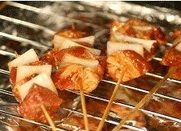 叉烧烤肉串,将腌好的肉块和洋葱相隔穿在竹签上，放入预热好的烤箱，中层，250度，烤20分钟左右