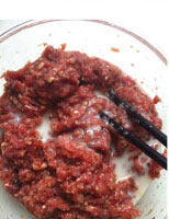 双菇牛肉丸 ,加入适量水淀粉，将馅搅打至有弹性，制丸