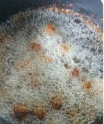 双菇牛肉丸 ,将制好的丸子放入8、9成热的油锅炸熟
