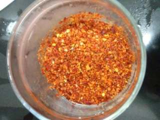自制红油辣椒,辣椒粉放入干净耐高温的玻璃瓶里（我买了一种辣的，一种不太辣的），也可以自己打碎辣椒