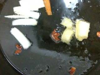 自制红油辣椒,锅热油，放葱段，姜片，八角，桂皮小火加热