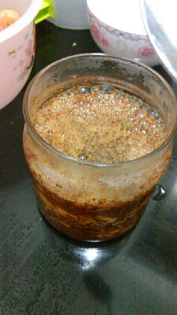 自制红油辣椒,小火炸几分钟后捞出不要，把油一勺勺倒入辣椒粉，搅拌