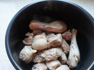 薏米莲子老鸭汤,煮好的鸭块捞出冲去血沫，放进电饭煲