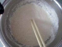 炸糖饼,酵母用温水化开，放入面粉和成很柔软的面团